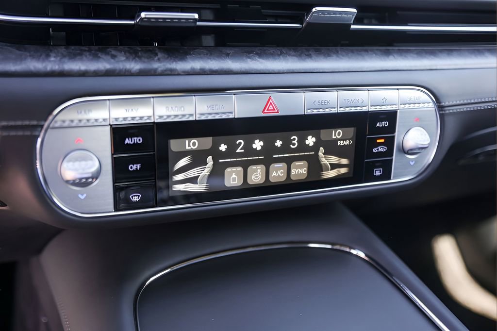 Used 2025 Genesis G90 3.5T image 19