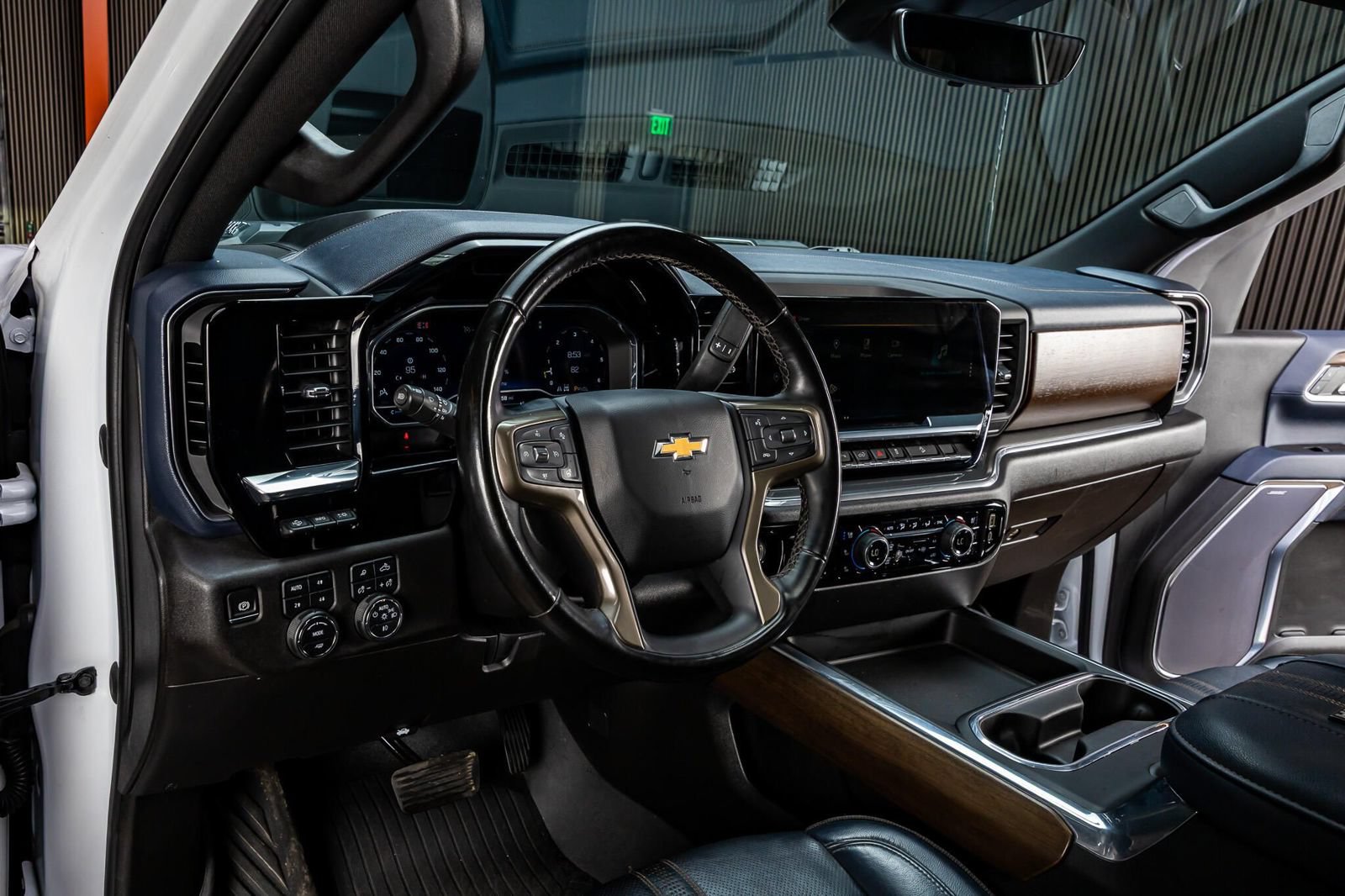 Used 2024 Chevrolet Silverado 2500 High Country w/ High Country Premium Package AWD/4WD image 17