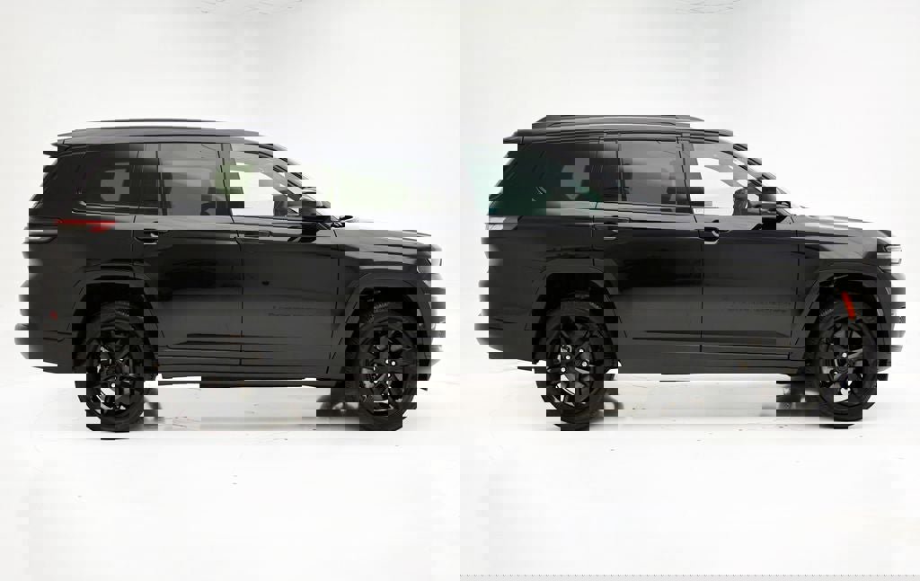 Used 2023 Jeep Grand Cherokee L Laredo image 3