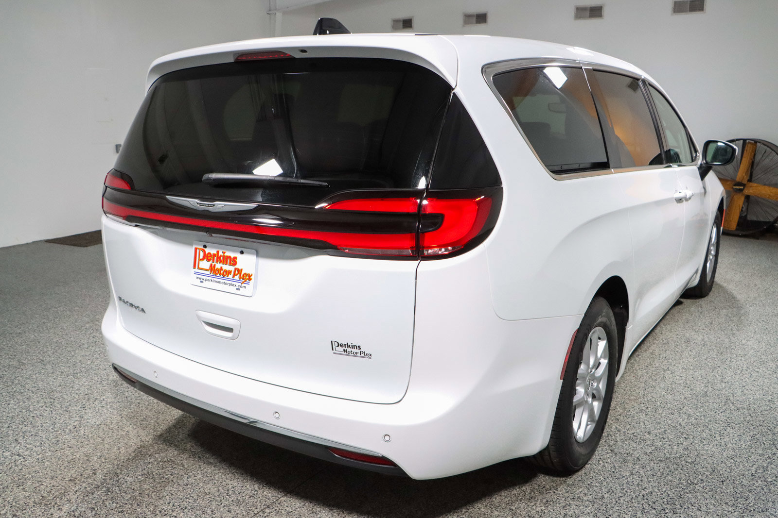 Used 2023 Chrysler Pacifica Touring-L image 7