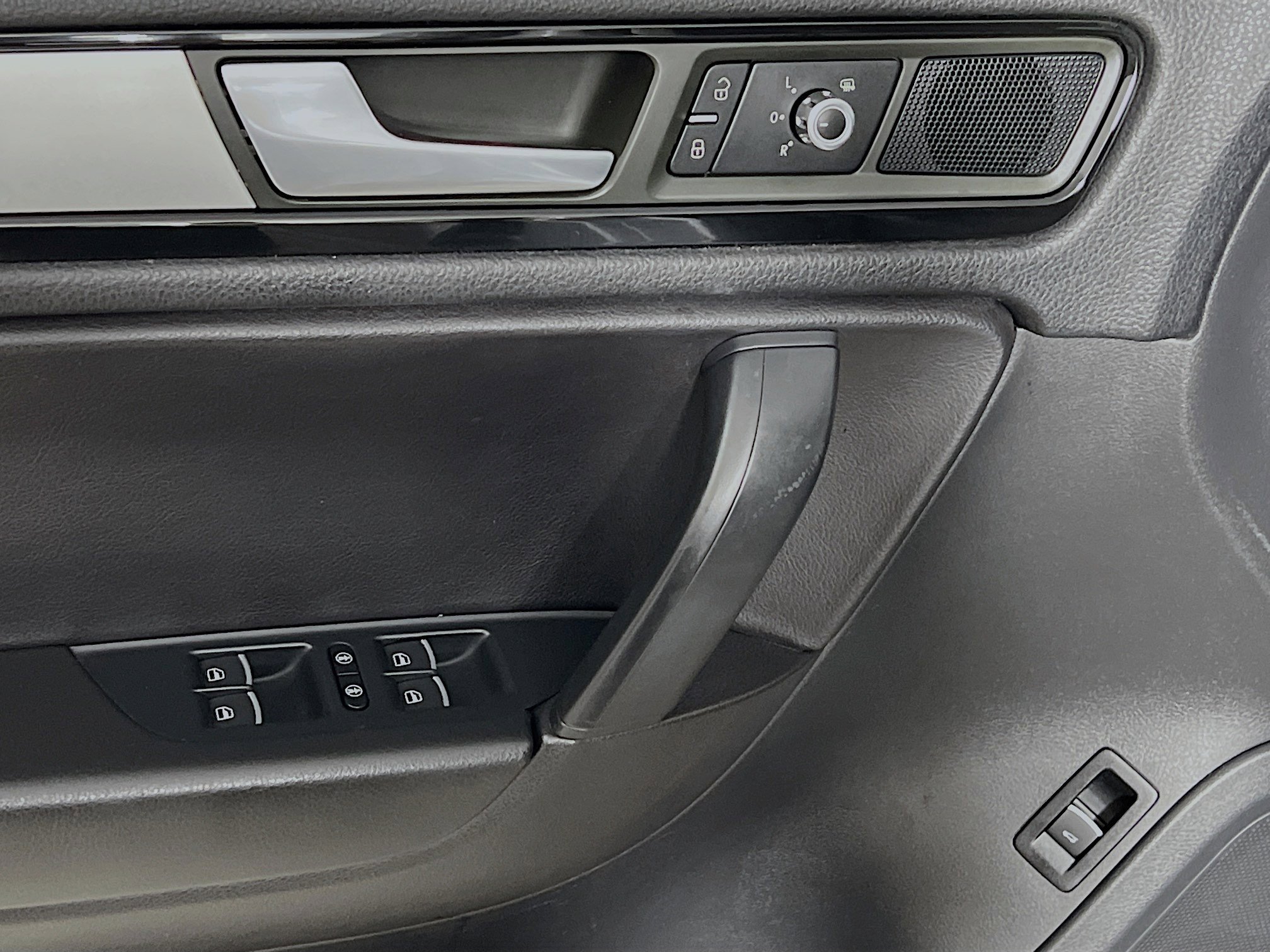 Used 2014 Volkswagen Touareg Sport image 17