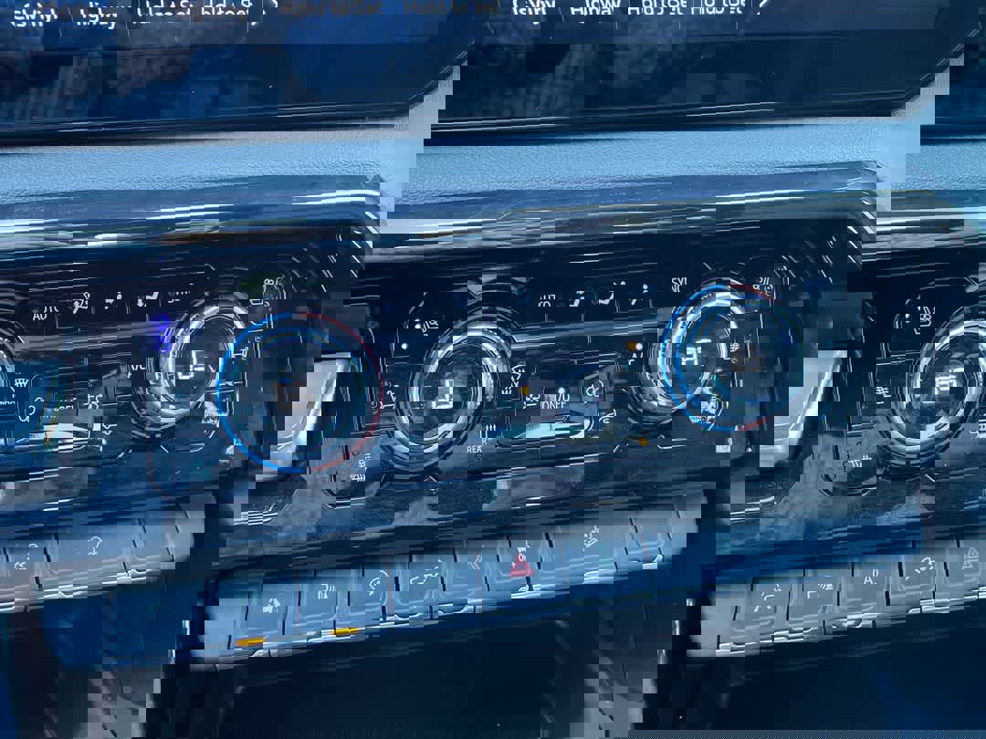 Used 2024 GMC Sierra 1500 AT4 w/ Technology Package image 18