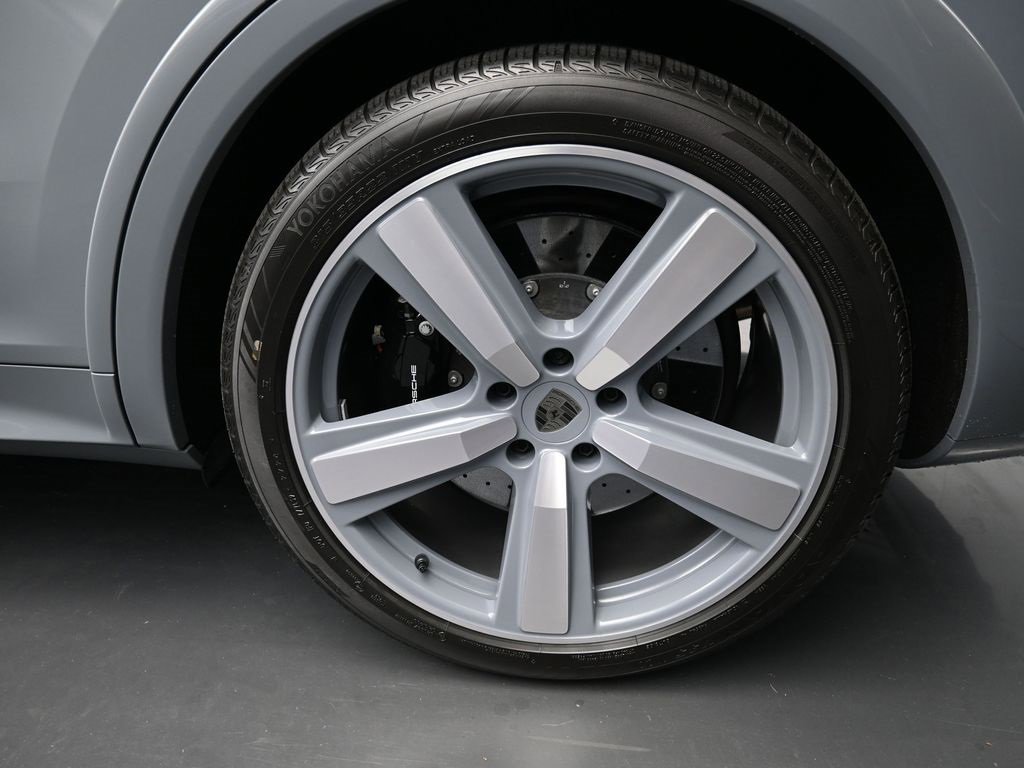 Used 2025 Porsche Cayenne Turbo image 12