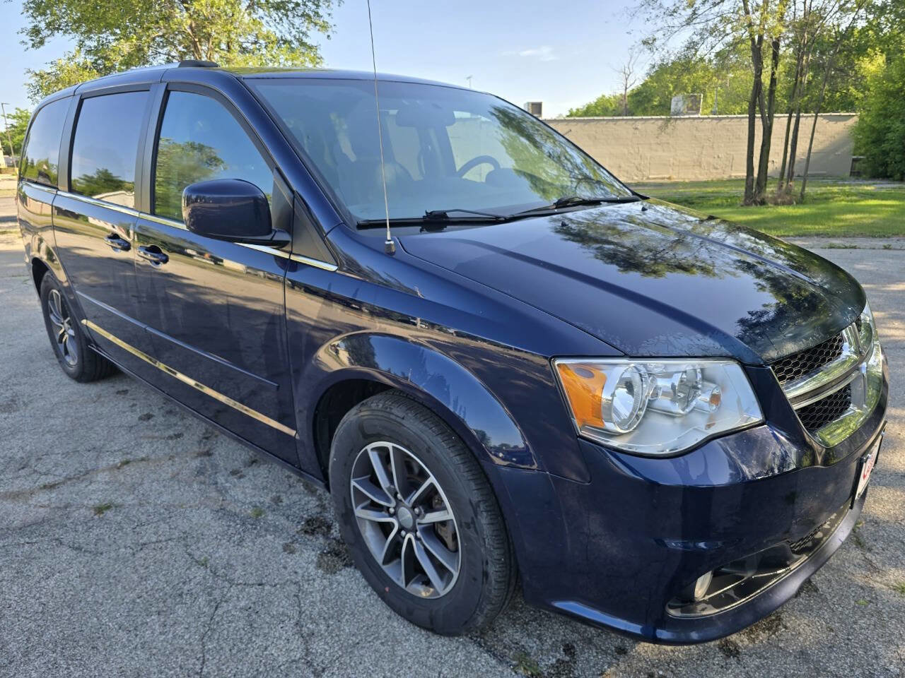 Used 2017 Dodge Grand Caravan SXT image 3