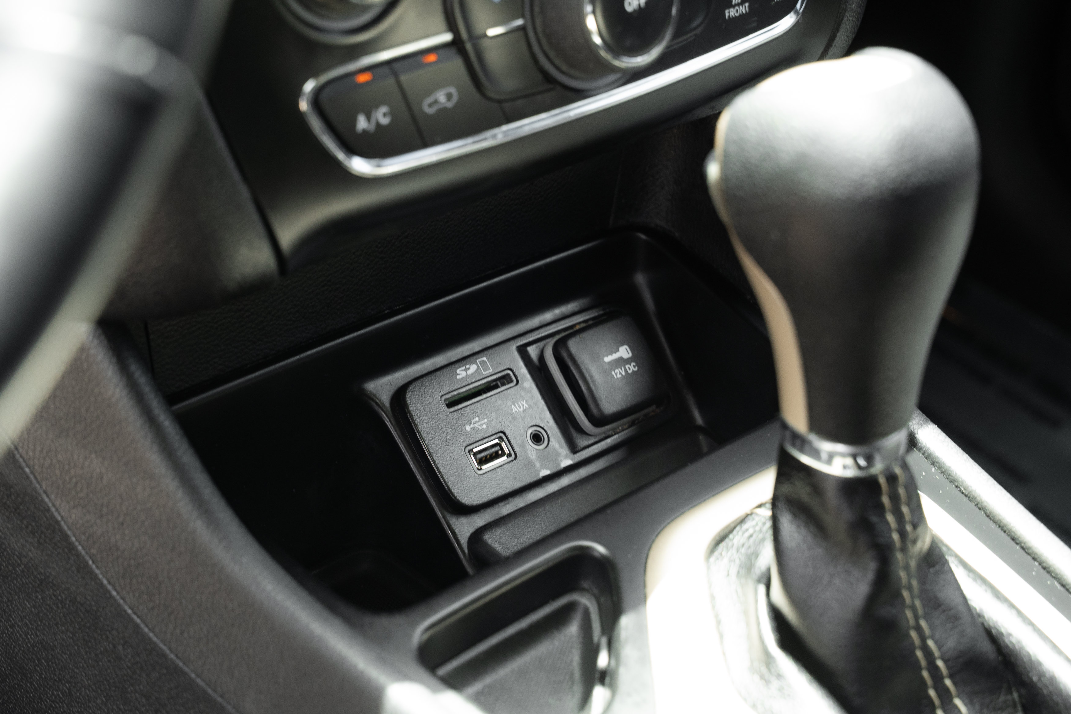 Used 2016 Jeep Cherokee Latitude w/ Cold Weather Group FWD image 13