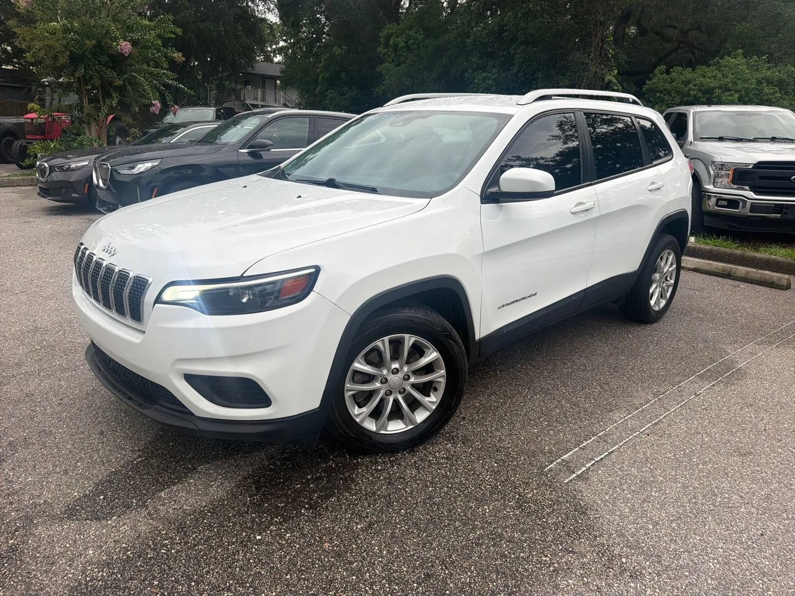 Used 2021 Jeep Cherokee Latitude FWD image 2