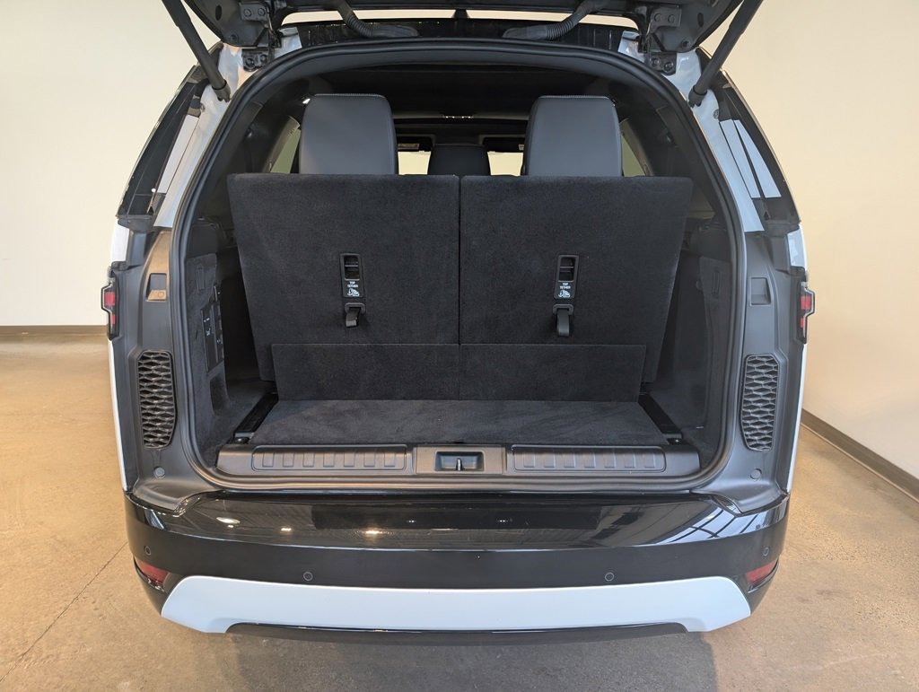 Used 2024 Land Rover Discovery Dynamic SE image 5