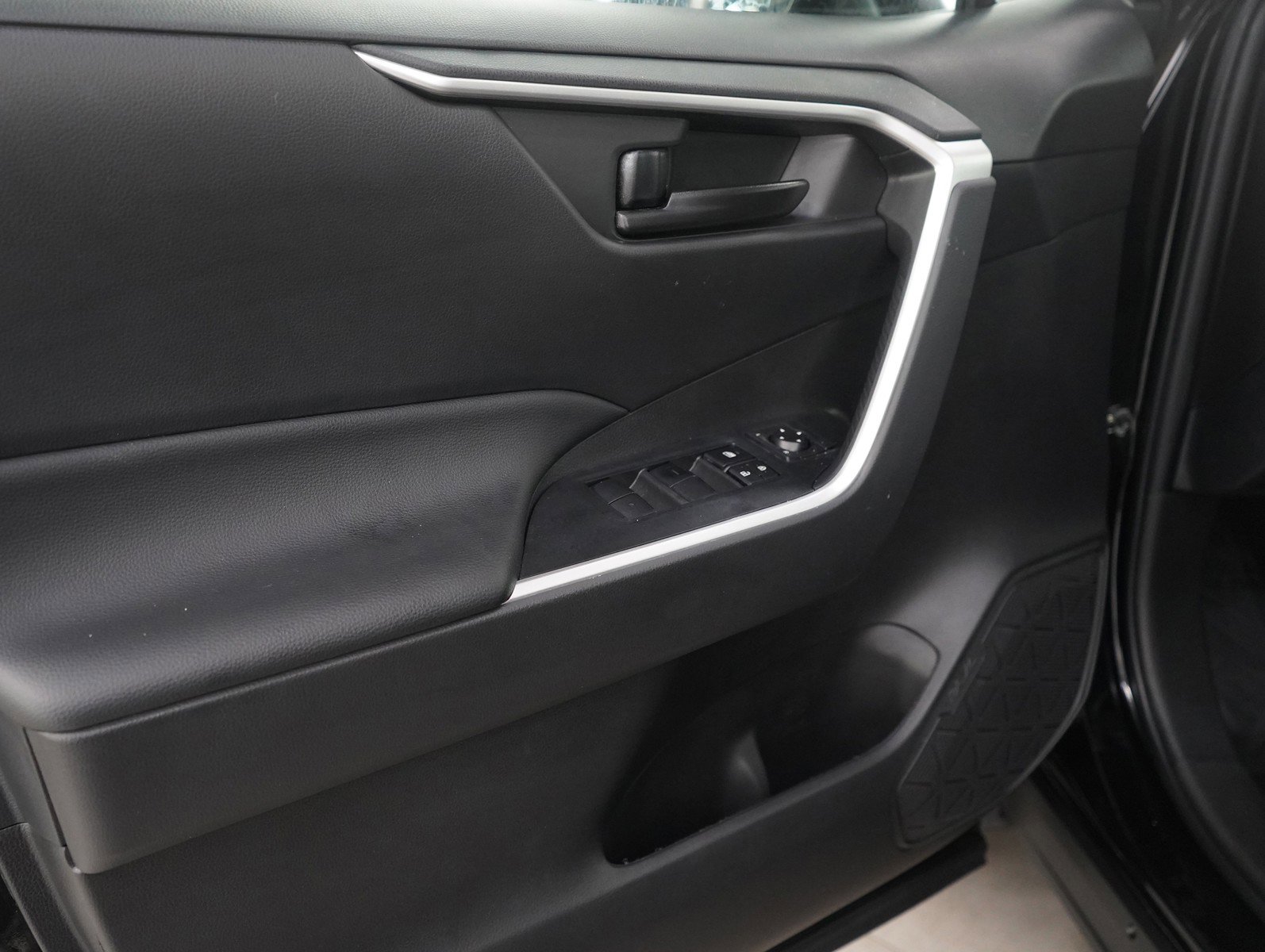 Used 2023 Toyota RAV4 LE image 22