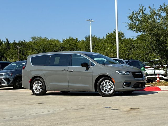 Used 2025 Chrysler Pacifica Select FWD image 5