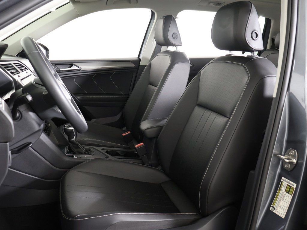 Used 2022 Volkswagen Tiguan SE w/ Panoramic Sunroof Package image 31