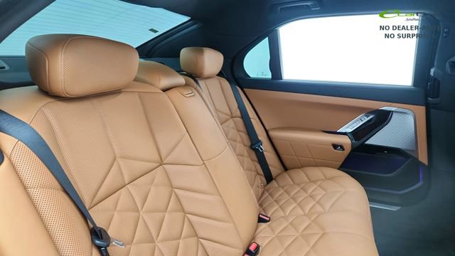 Used 2023 BMW 740i image 25