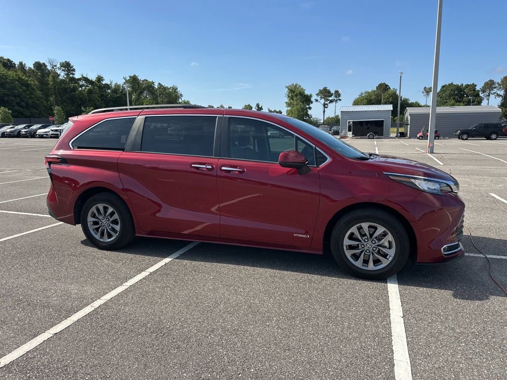 Used 2021 Toyota Sienna XLE FWD image 3