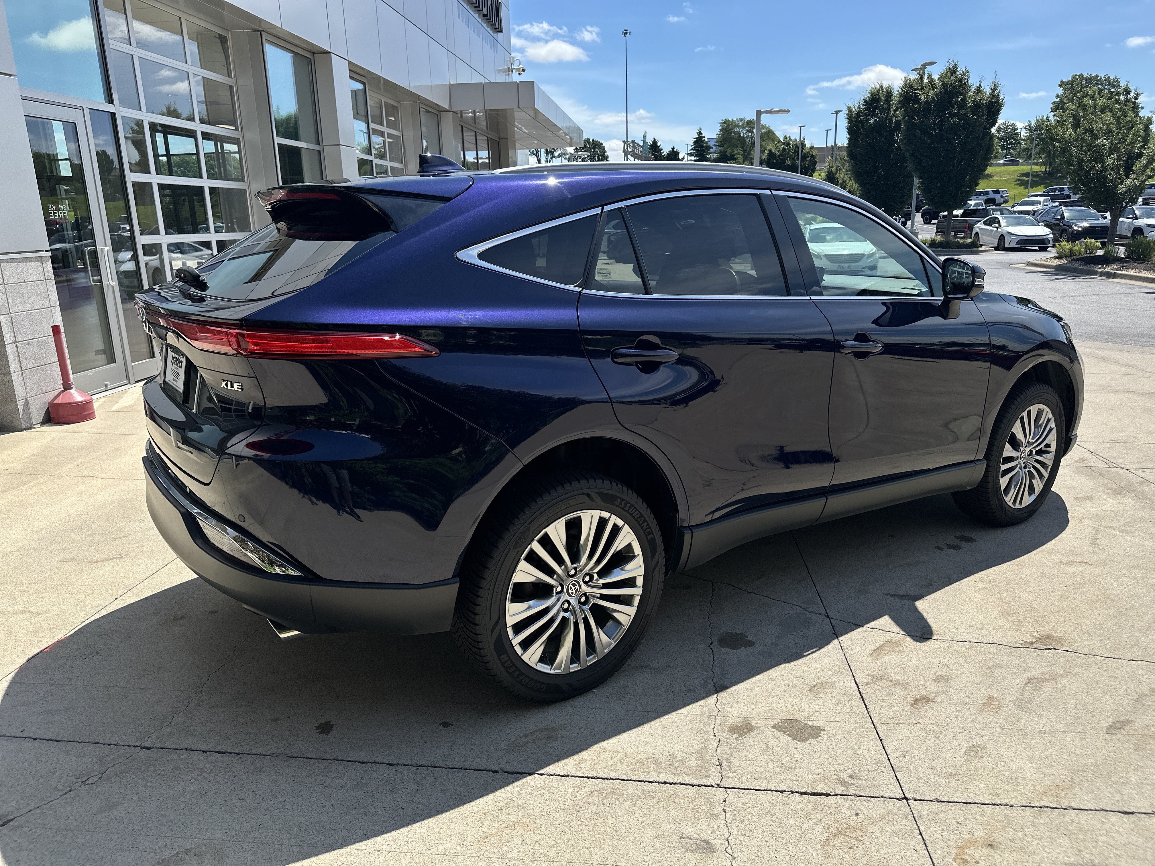 Used 2023 Toyota Venza XLE AWD/4WD image 6