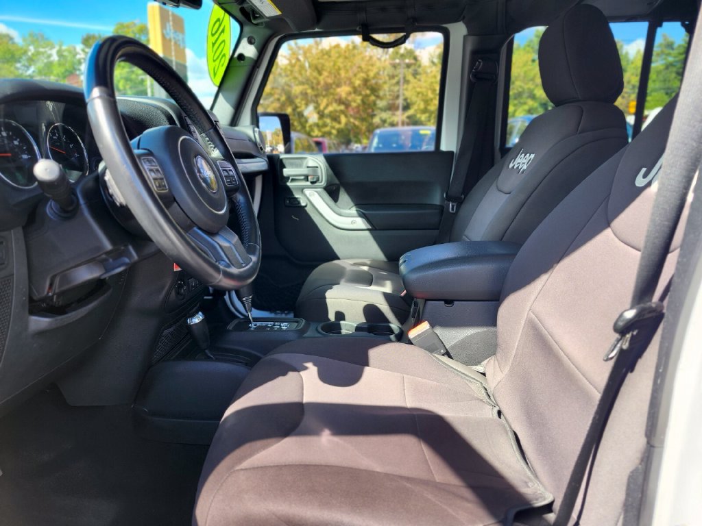 Used 2016 Jeep Wrangler Unlimited Rubicon w/ Connectivity Group AWD/4WD image 17
