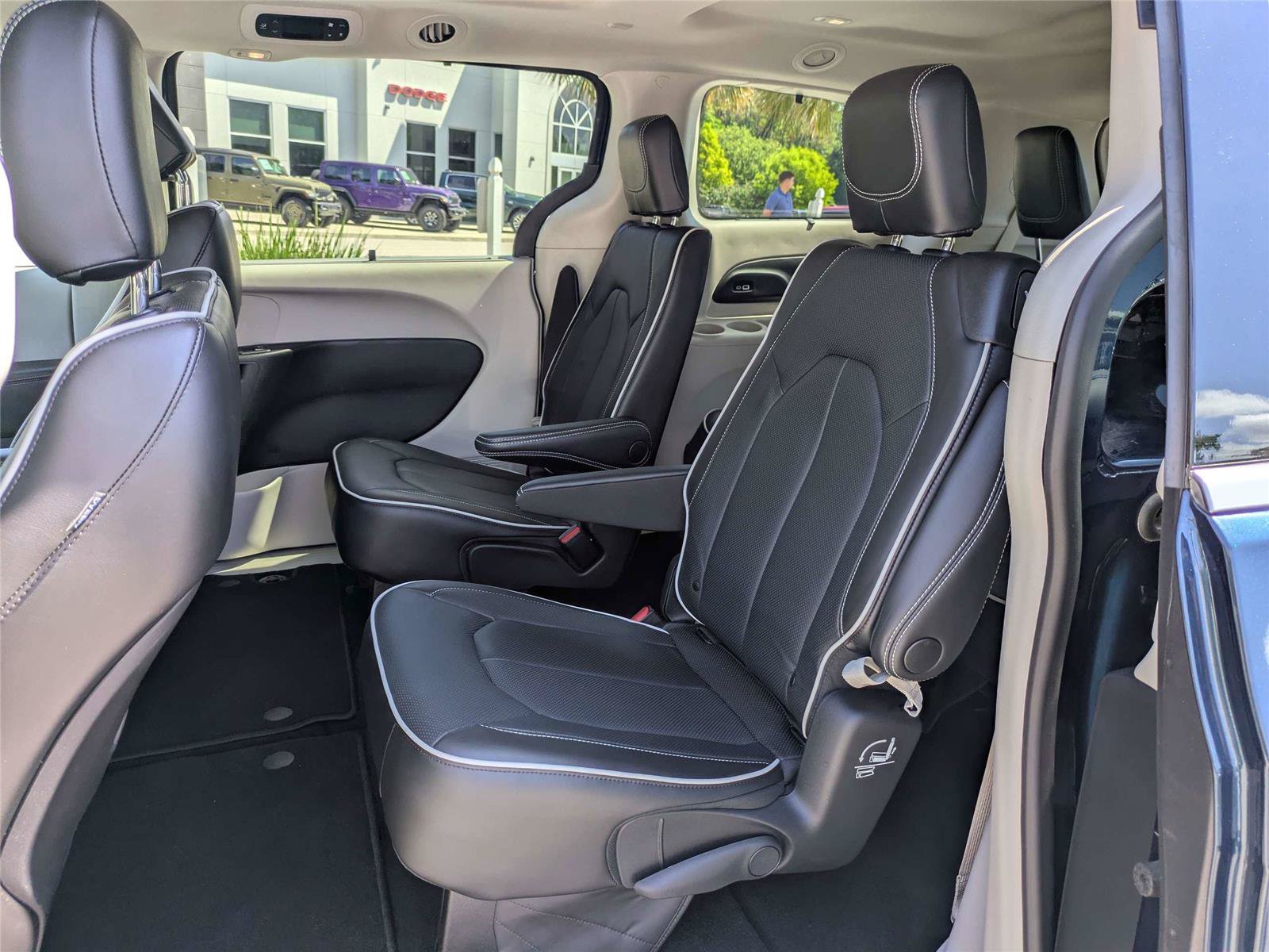 Certified 2023 Chrysler Pacifica Limited FWD image 17