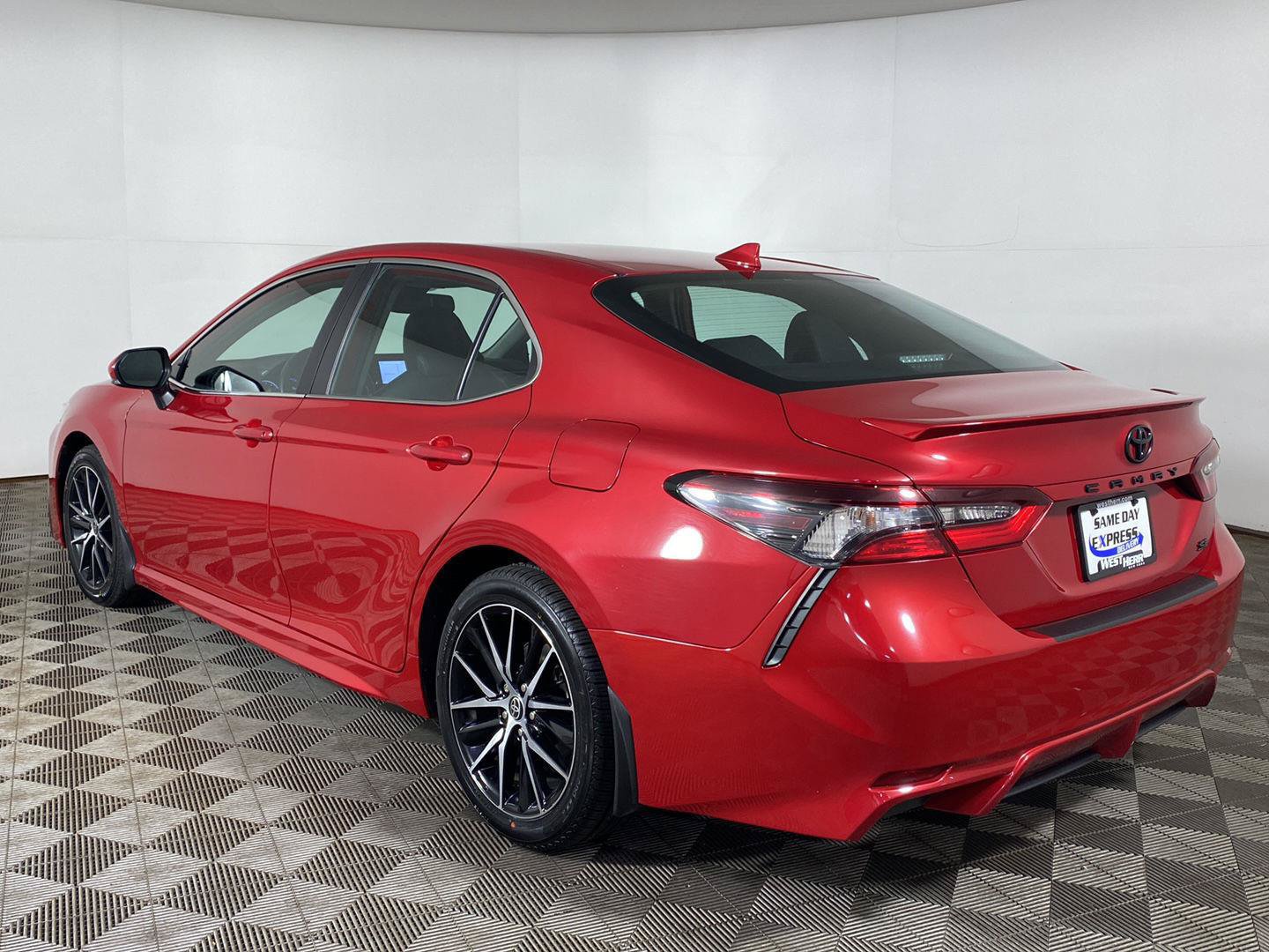 Used 2023 Toyota Camry SE w/ Cold Weather Package FWD image 4