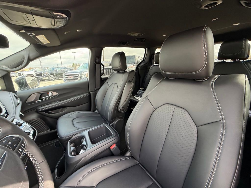 New 2026 Chrysler Pacifica Select image 13