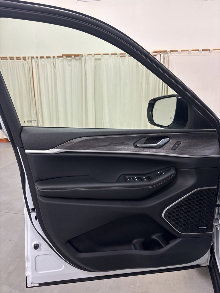 Used 2022 Jeep Grand Cherokee L Limited image 19