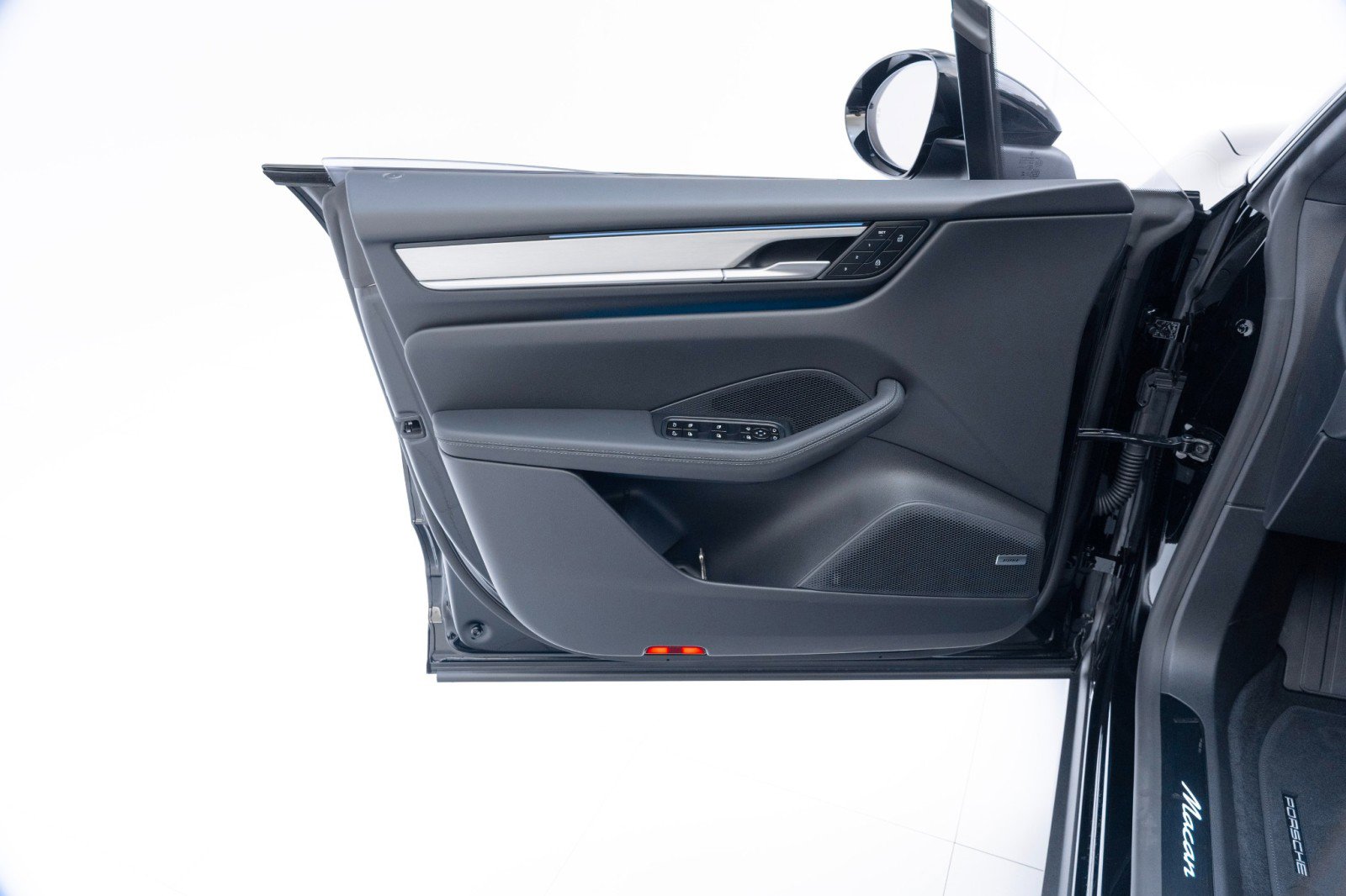 Certified 2025 Porsche Macan Electric image 21