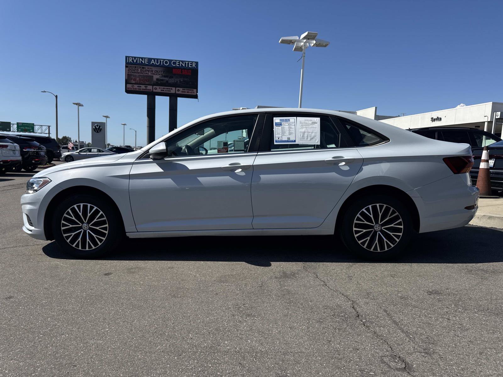 Used 2019 Volkswagen Jetta SE FWD image 2