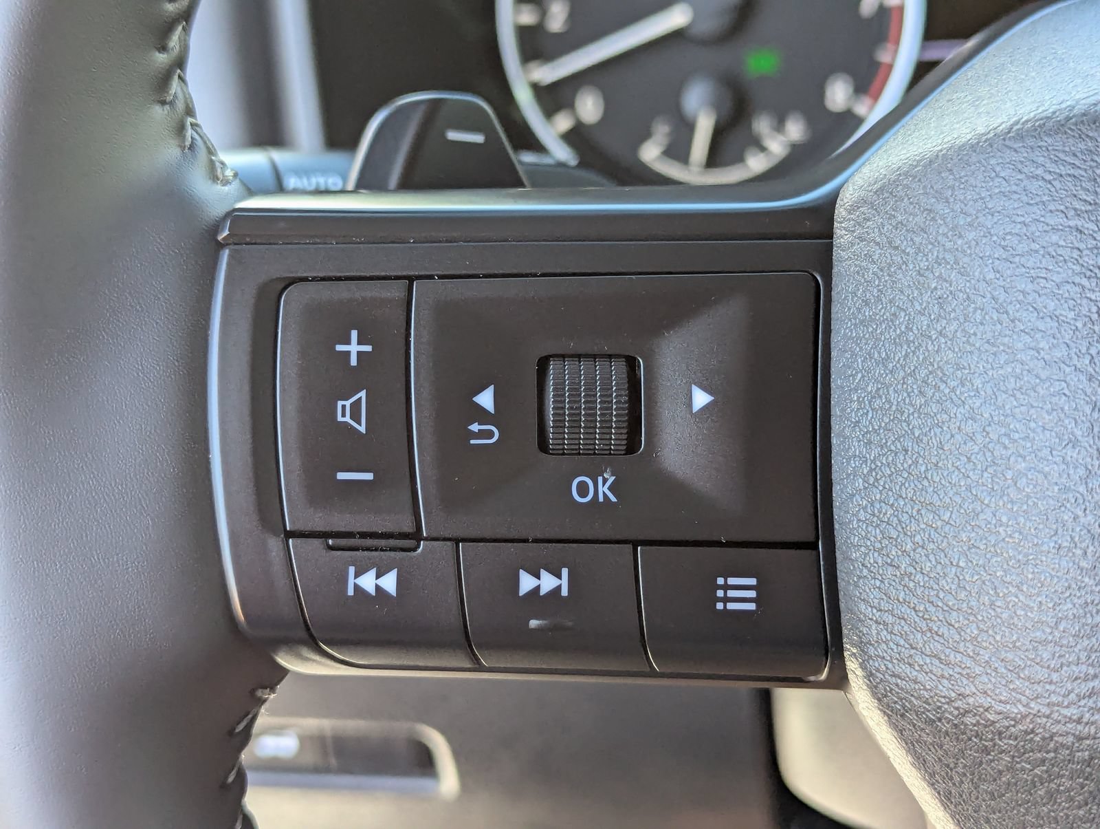 Used 2025 Nissan Rogue SV FWD image 34