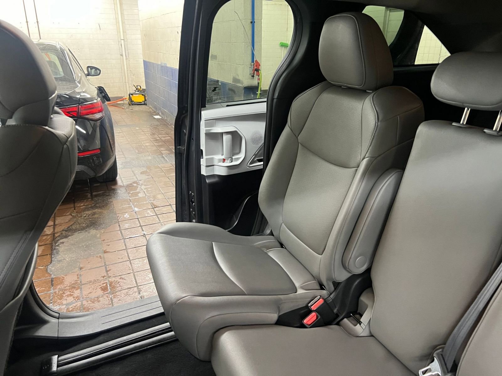 Used 2025 Toyota Sienna XLE image 38