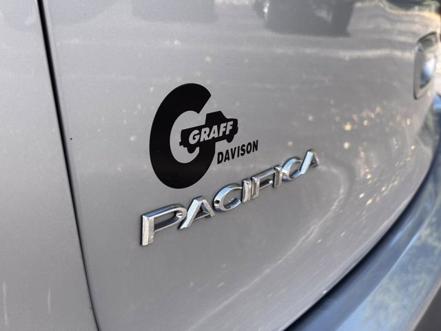 Used 2024 Chrysler Pacifica Touring-L image 27
