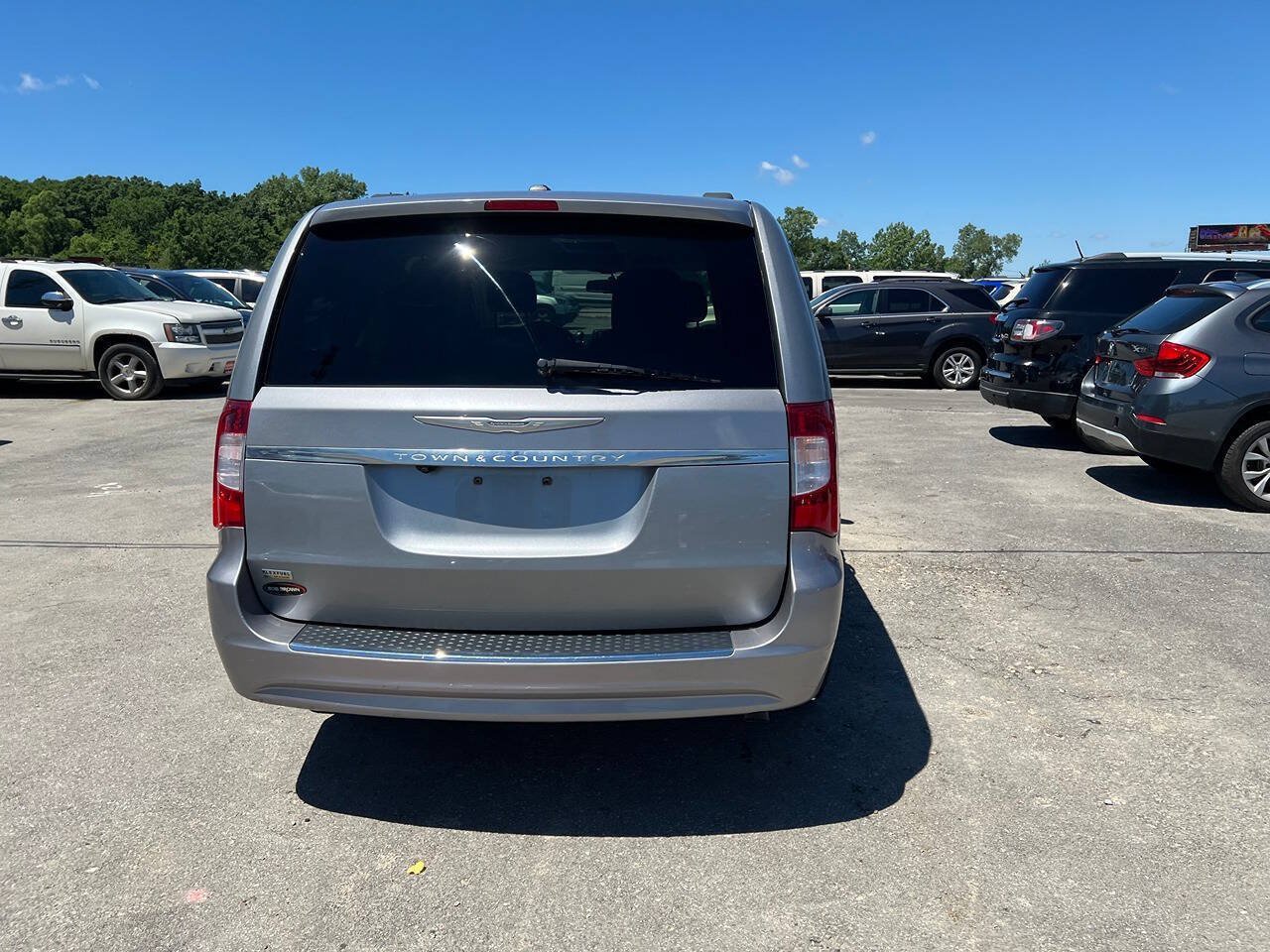 Used 2014 Chrysler Town & Country Touring FWD image 23