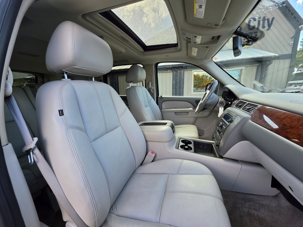 Used 2010 GMC Yukon SLT w/ SLT-2 Equipment Package AWD/4WD image 13