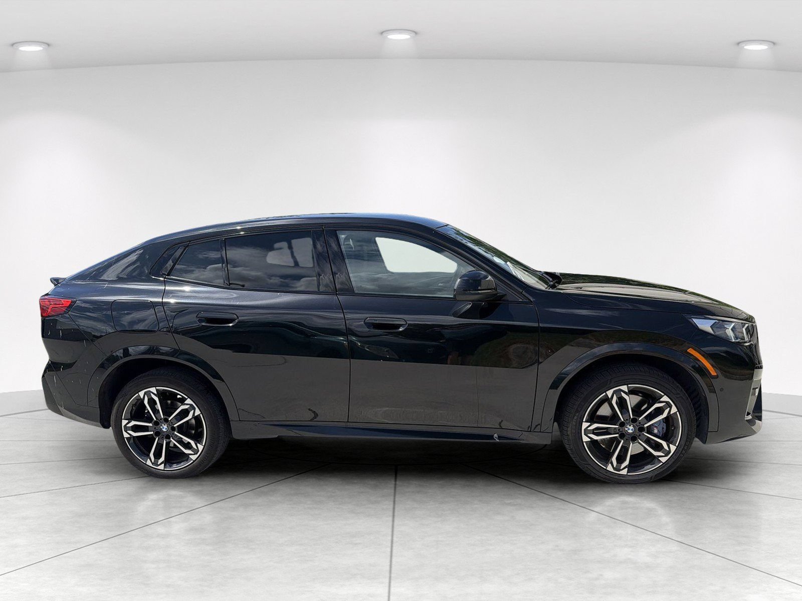 Certified 2025 BMW X2 xDrive28i AWD/4WD image 3