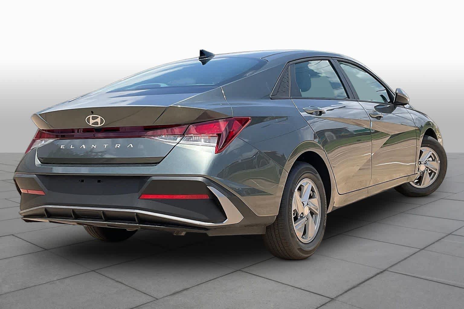 Certified 2026 Hyundai Elantra SE FWD image 13