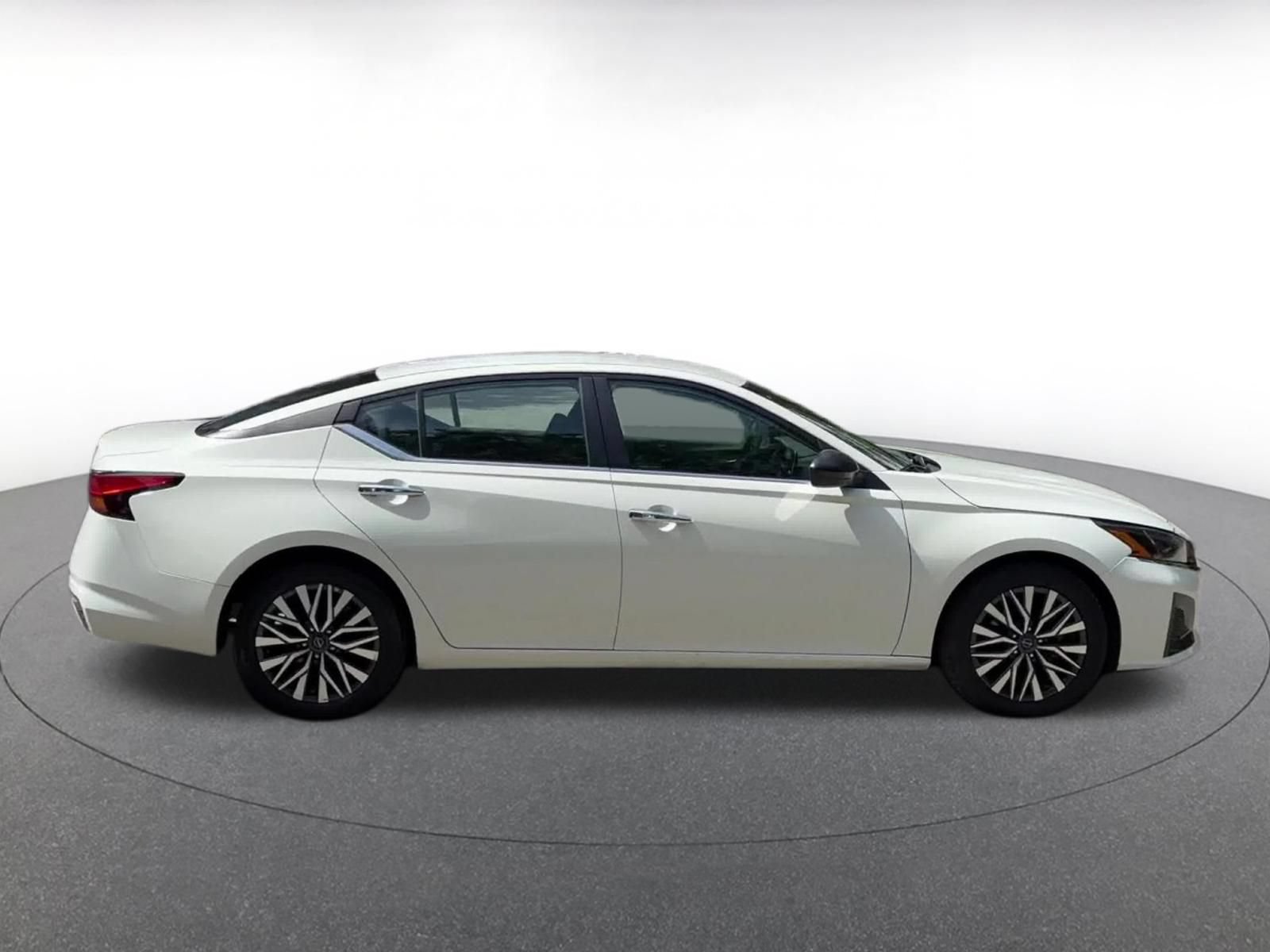 Used 2025 Nissan Altima 2.5 SV FWD image 13
