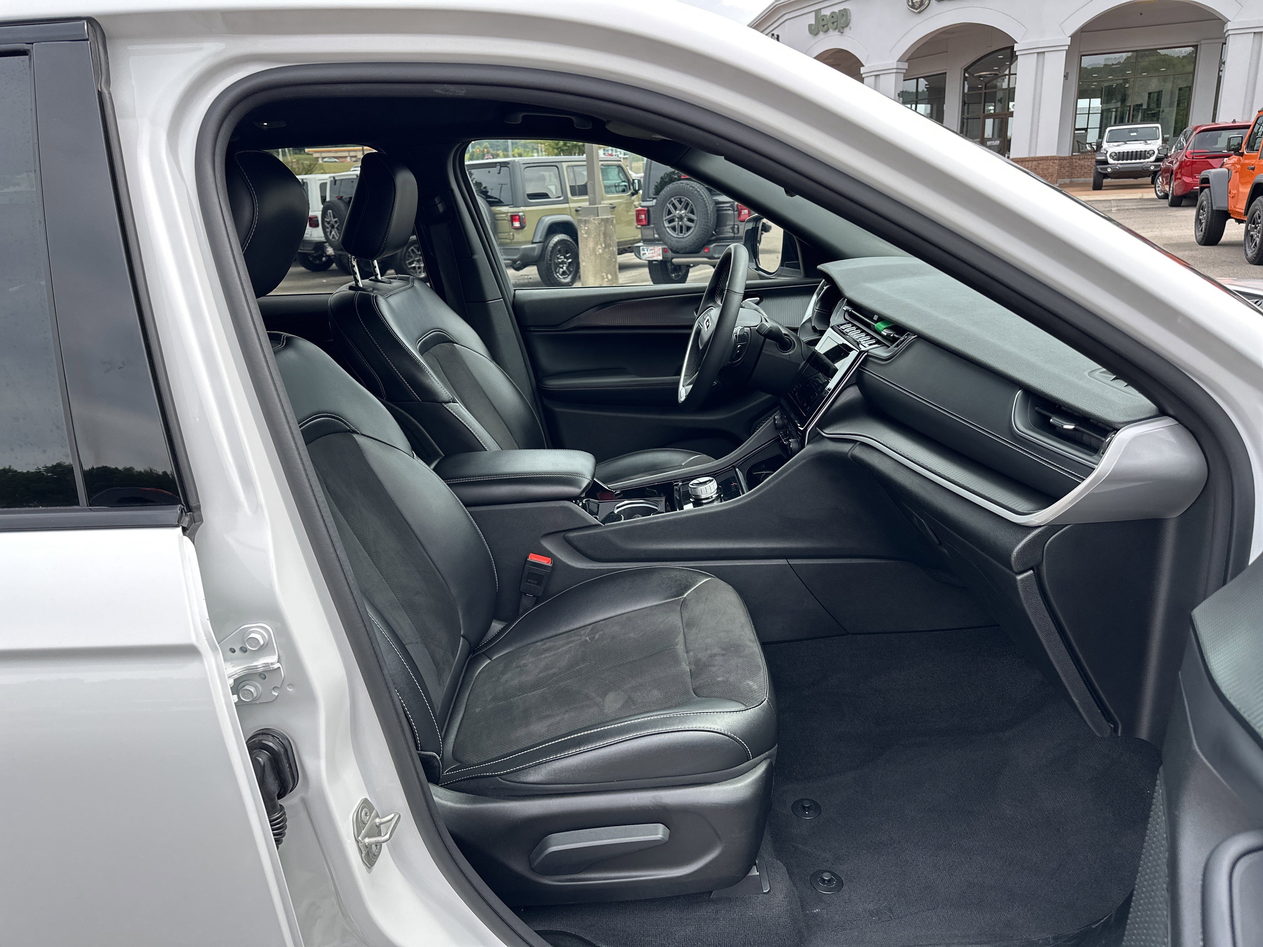 Used 2023 Jeep Grand Cherokee Altitude image 14