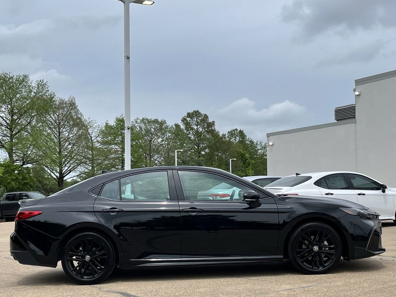 Used 2025 Toyota Camry SE w/ Convenience Package image 3