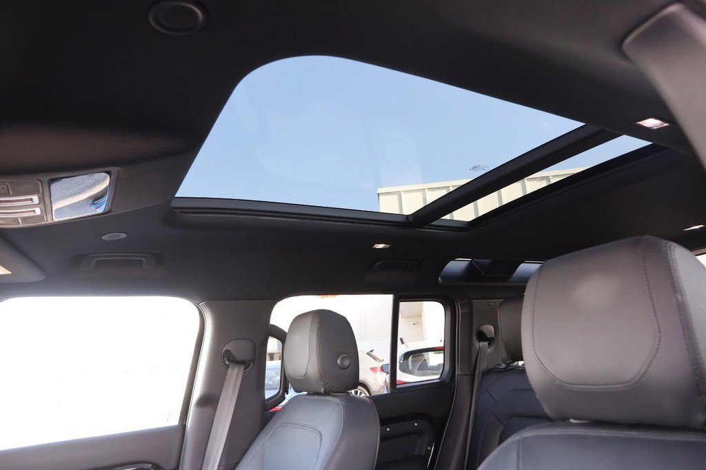 Used 2024 Land Rover Defender 110 SE image 10