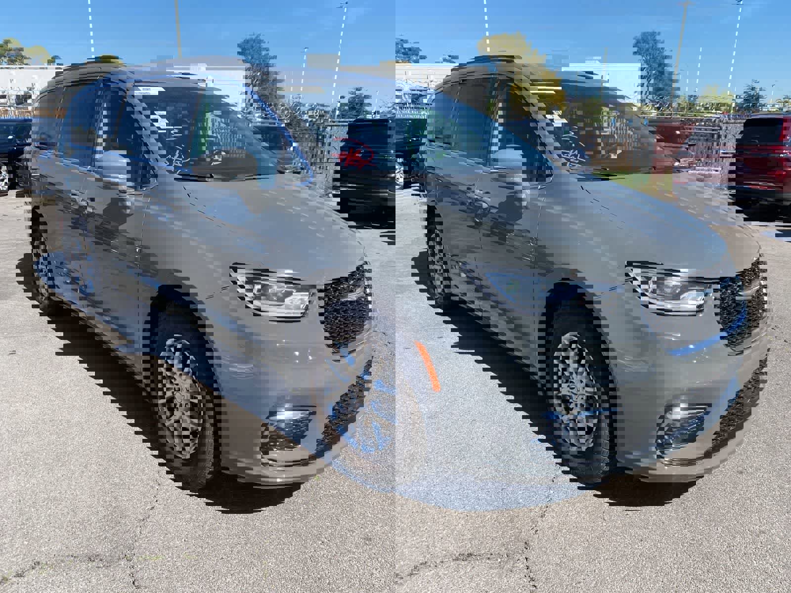 Used 2022 Chrysler Pacifica Touring-L image 4