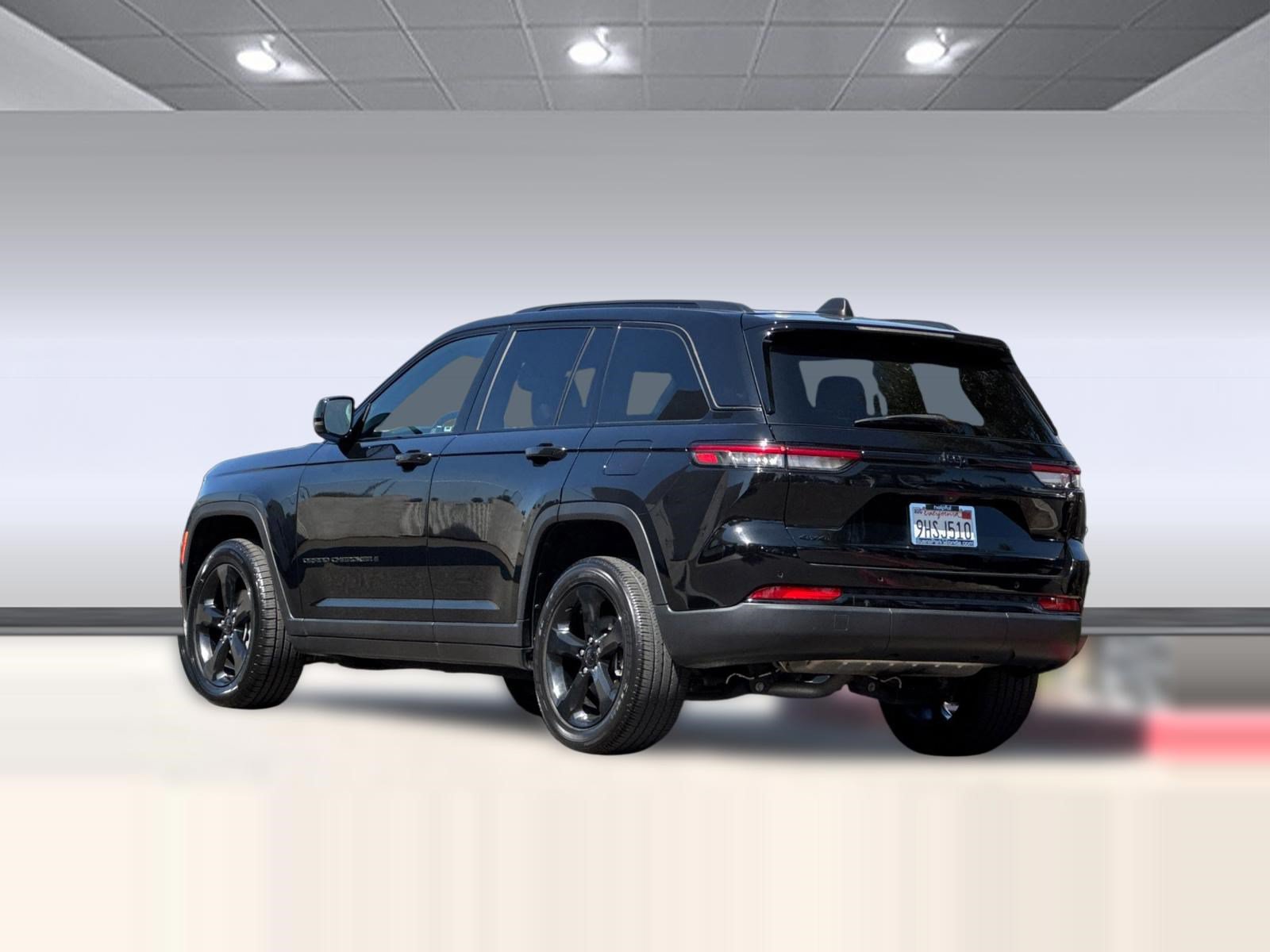Used 2023 Jeep Grand Cherokee Altitude AWD/4WD image 3