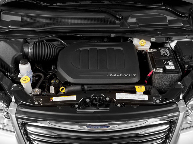 Used 2013 Chrysler Town & Country Touring-L w/ Driver Convenience Group image 12