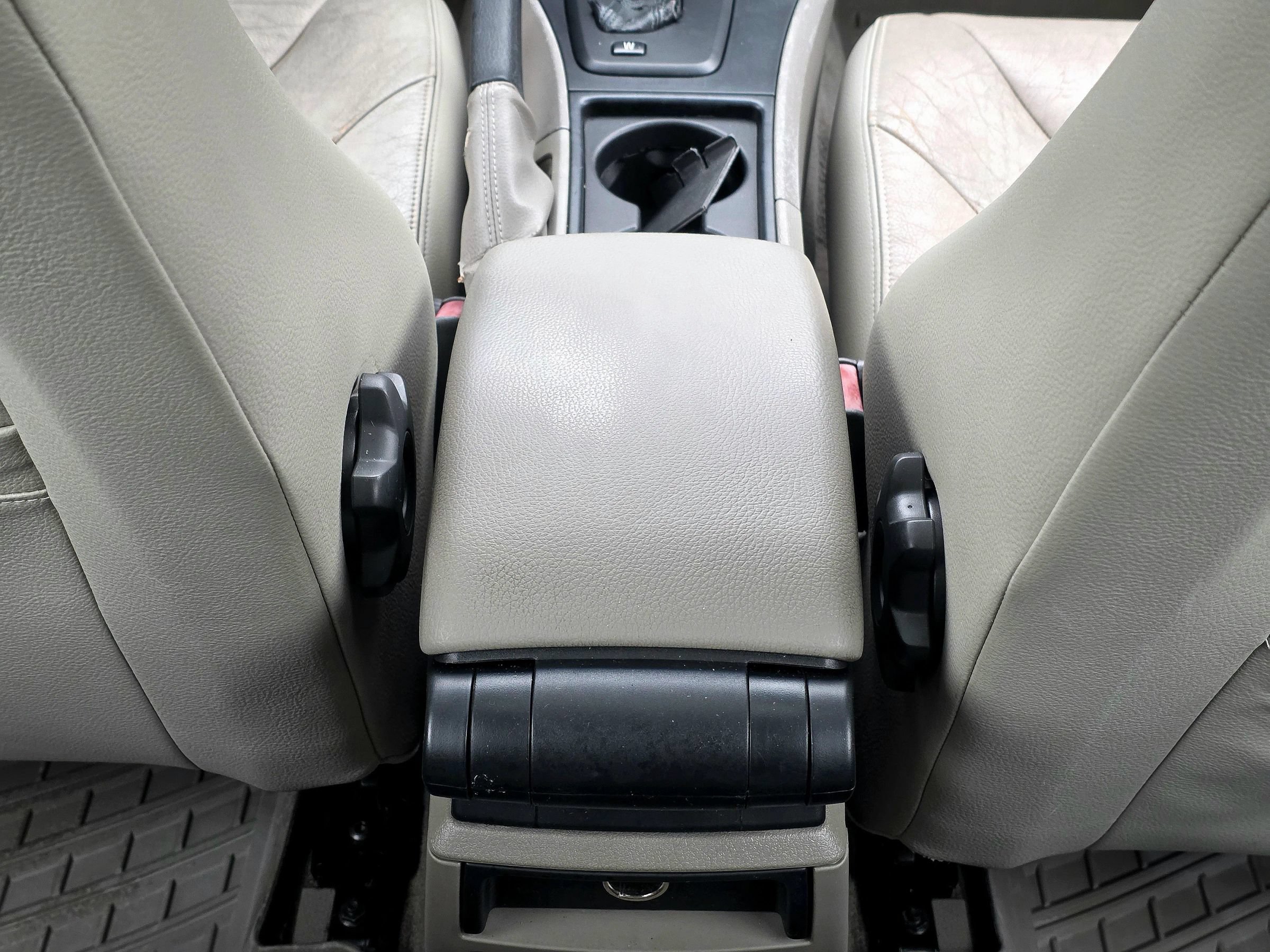 Used 2004 Volvo V70 2.5T FWD image 26