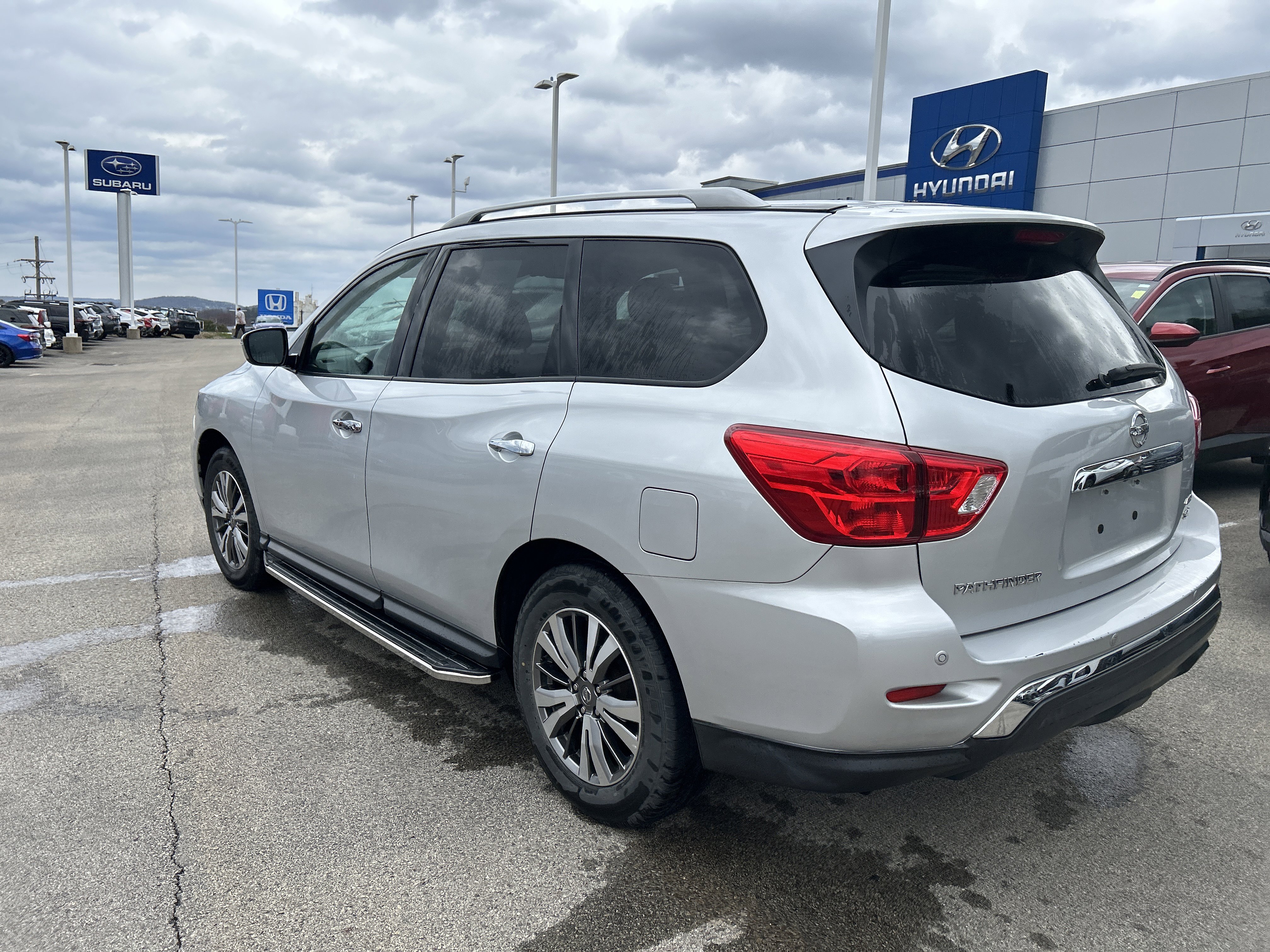 Used 2020 Nissan Pathfinder SV image 14