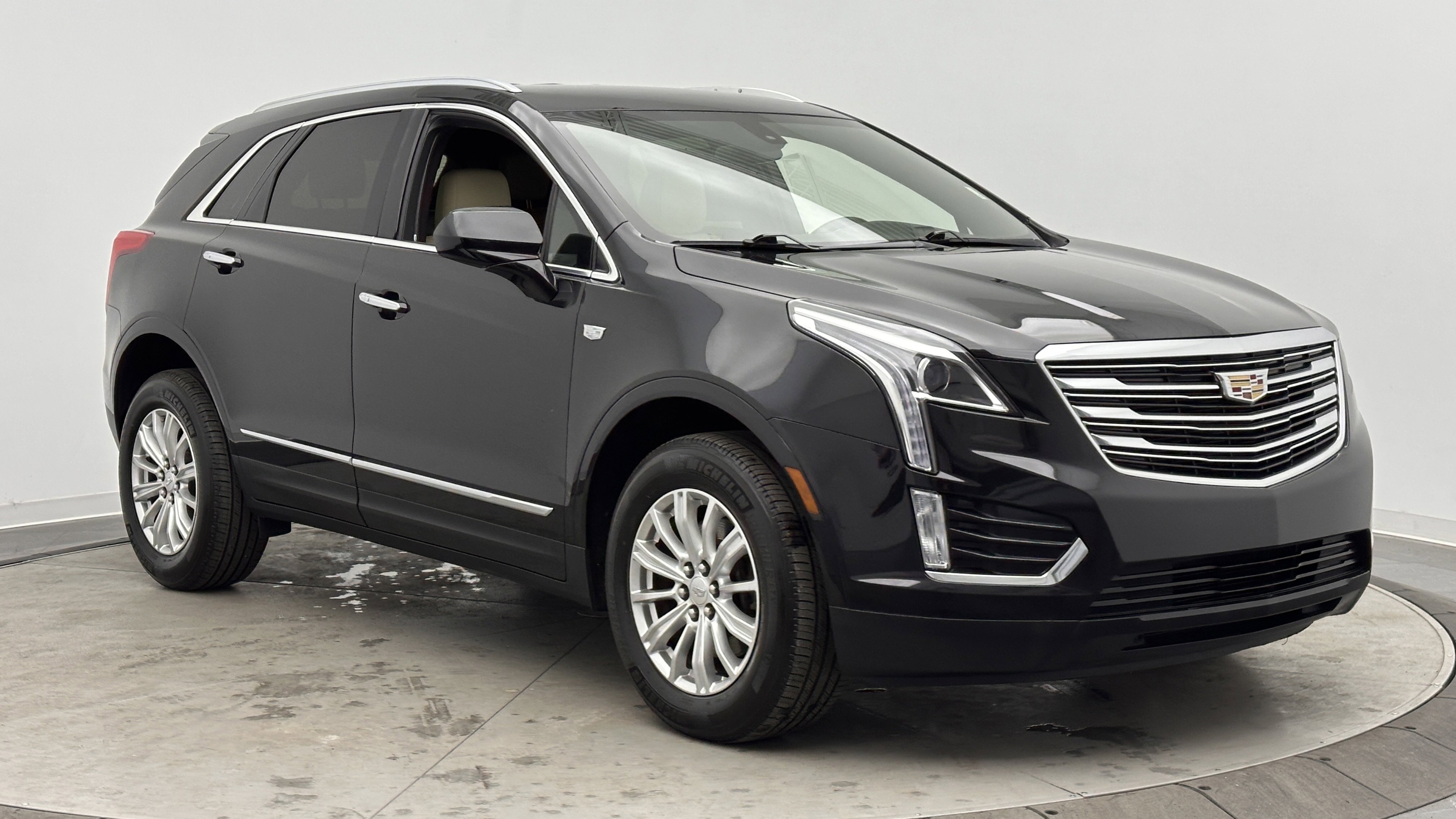 Used 2019 Cadillac XT5 FWD image 3