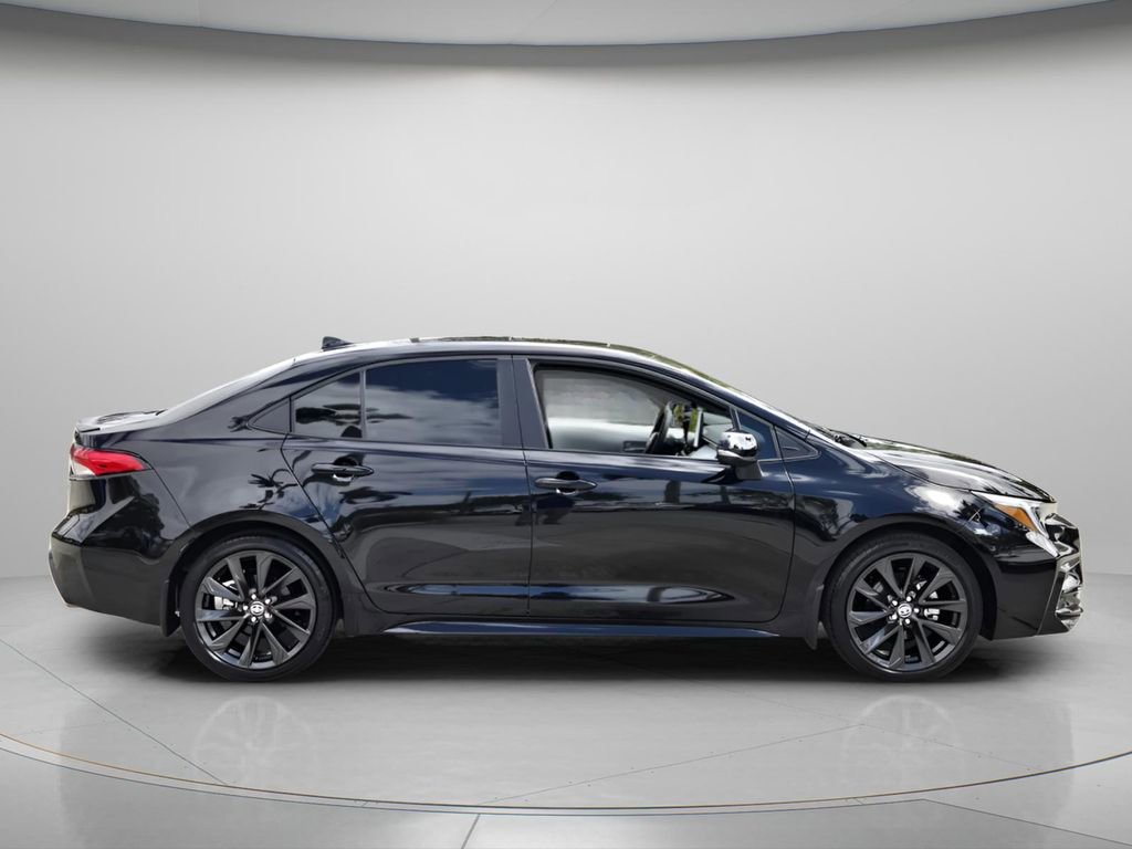 Used 2025 Toyota Corolla SE w/ SE Premium Package image 3