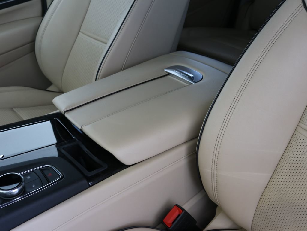 Used 2024 Cadillac Escalade Premium Luxury AWD/4WD image 19