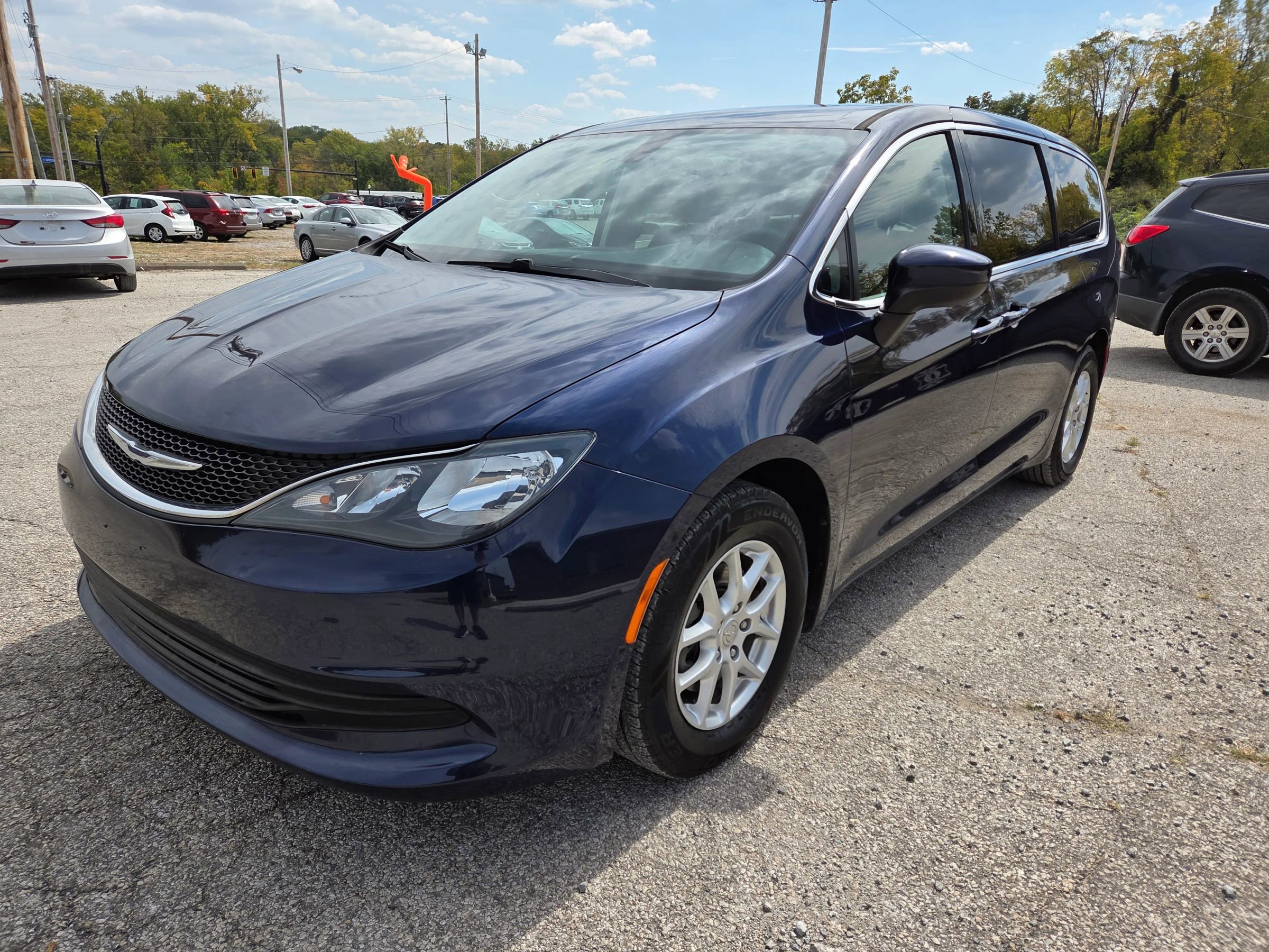 Used 2017 Chrysler Pacifica Touring image 2