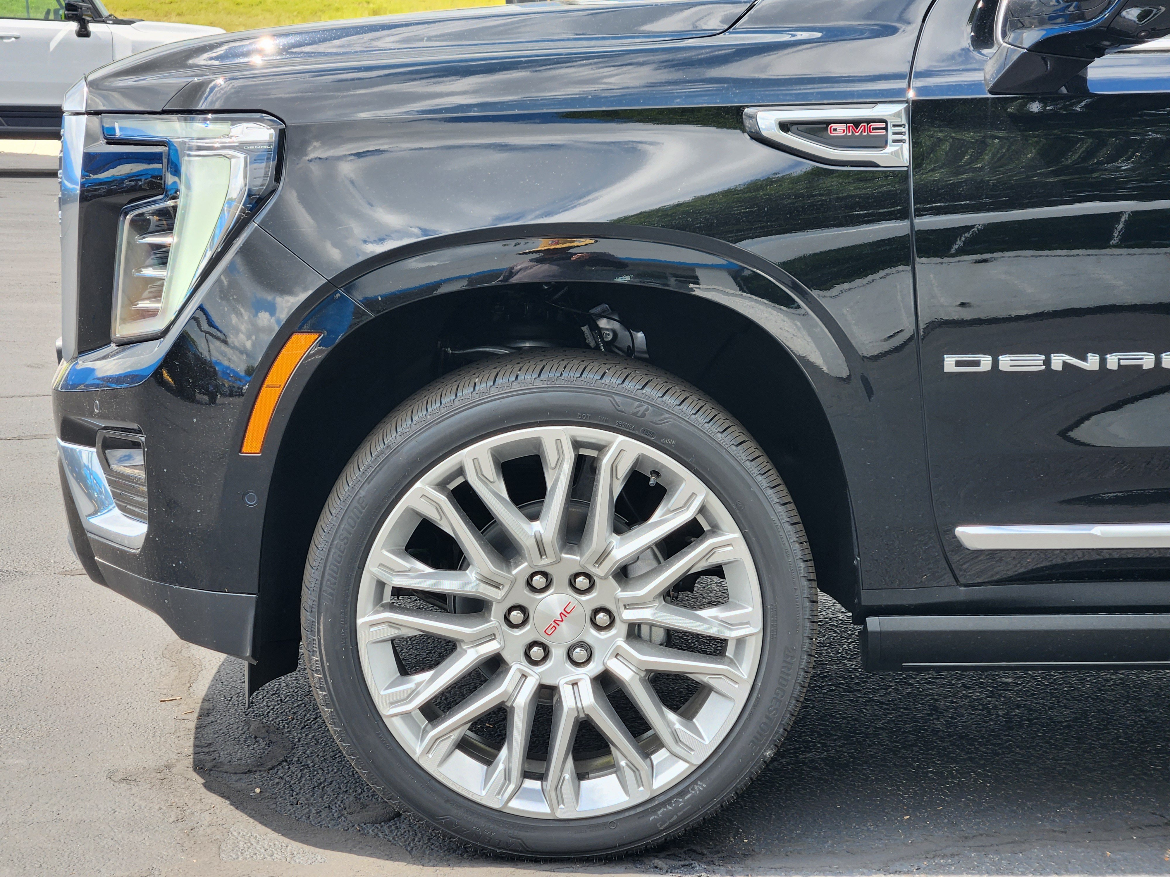 New 2026 GMC Yukon Denali w/ Denali Reserve Package AWD/4WD image 5