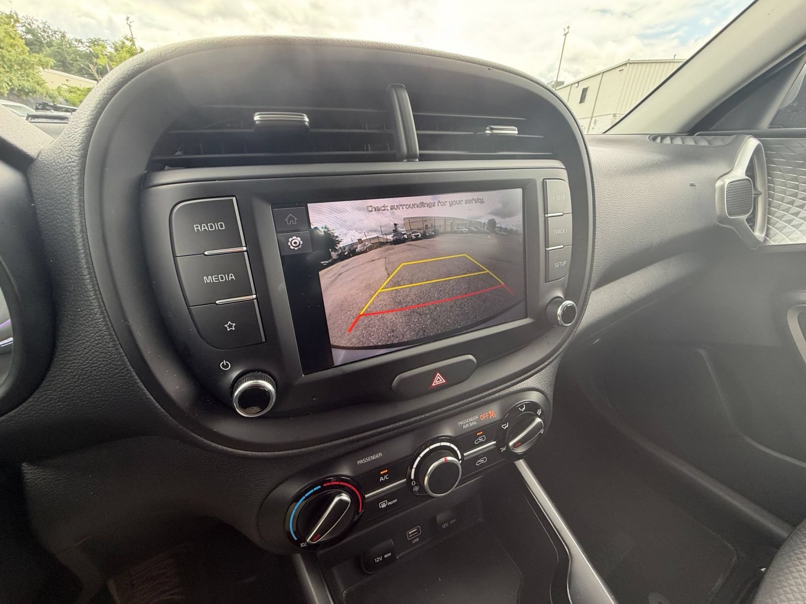 Used 2025 Kia Soul LX w/ LX Technology Package FWD image 22