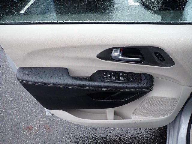 Used 2024 Chrysler Pacifica Touring-L image 21