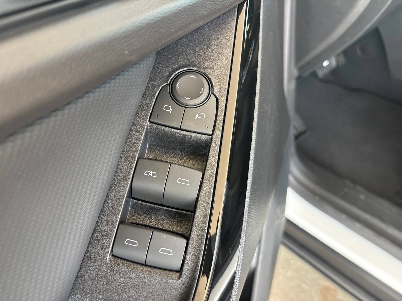 New 2027 Chevrolet Equinox LT w/ Midnight Edition FWD image 11