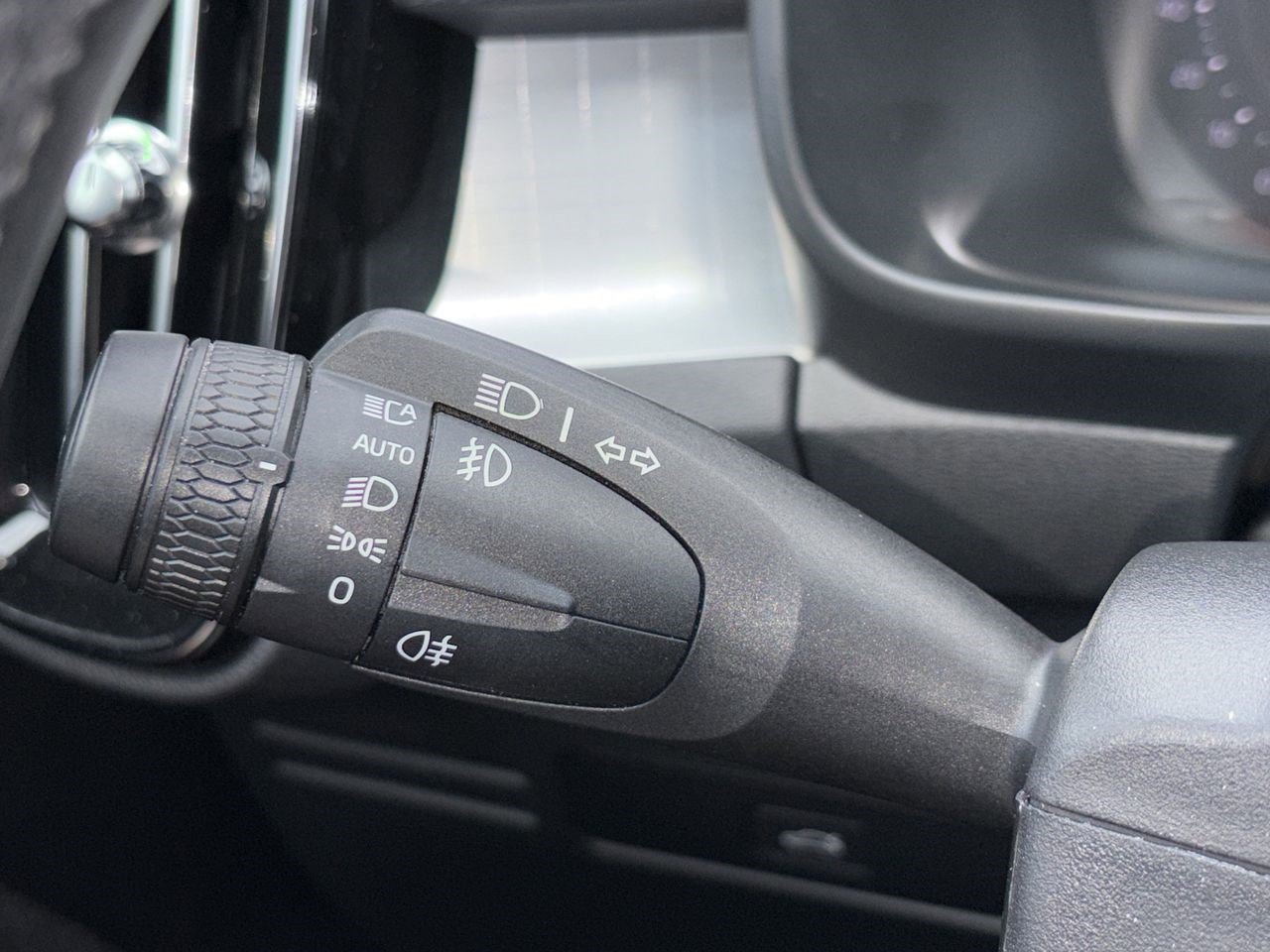 Used 2025 Volvo XC40 B5 Core AWD/4WD image 9