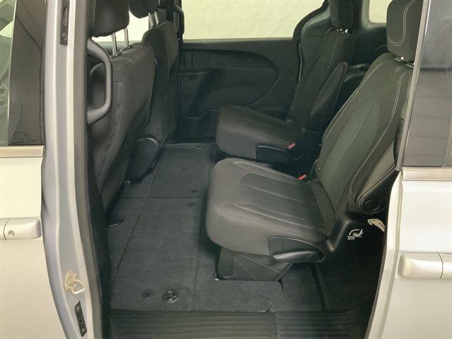 Used 2023 Chrysler Pacifica Touring image 16